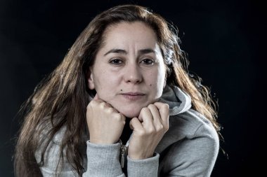 genç güzel latin kadın, korkmuş ve gergin bir negatif duygusal online zorbalık kavramı içinde siyah bir zemin üzerine yakın çekim.