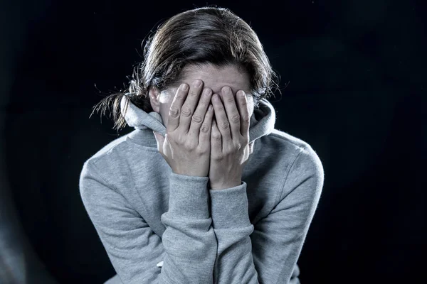 Korku Utanç Şiddet Depresyon Kavramı Çekici Latin Depresif Kadın Izole — Stok fotoğraf