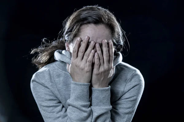 Koncepcja Strachu Wstydu Przemocy Depresji Atrakcyjna Kobieta Przygnębiony Łacińskiej Obejmuje — Zdjęcie stockowe