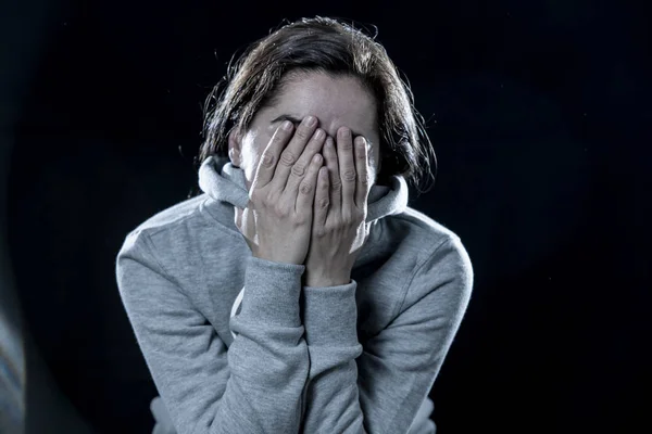 Концепція Страху Сорому Насильства Депресії Приваблива Латинська Пригнічена Жінка Покриває — стокове фото
