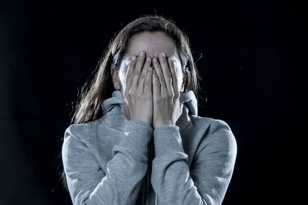 暴力和抑郁症的概念 迷人的拉丁忧郁的妇女覆盖她的脸 她的手在一个孤立的黑色背景 — 图库照片