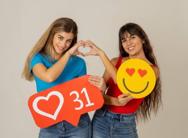 Aşk yüz ifadelerinde kalp şeklinde gözleri olan mutlu, genç kız arkadaşlar ve bildirim simgesi gibi aşk. İnsanlar, Sosyal medya ağı, sevgililer günü mesajları ve teknoloji kavramı