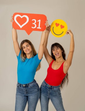 Aşk yüz ifadelerinde kalp şeklinde gözleri olan mutlu, genç kız arkadaşlar ve bildirim simgesi gibi aşk. İnsanlar, Sosyal medya ağı, sevgililer günü mesajları ve teknoloji kavramı