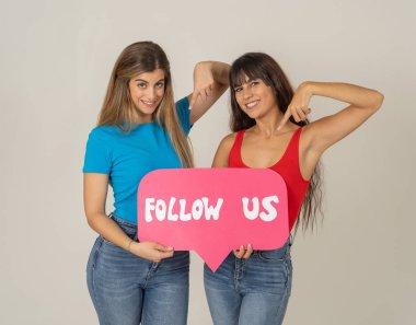 İki çekici kadın bizi takip ediyor sosyal medya ikonu blog ve internet işleri için daha fazla takipçi istiyor. İnternet, sosyal medya ağı, bildirim simgeleri ve teknoloji iletişimi.
