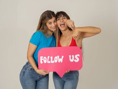 İki çekici kadın bizi takip ediyor sosyal medya ikonu blog ve internet işleri için daha fazla takipçi istiyor. İnternet, sosyal medya ağı, bildirim simgeleri ve teknoloji iletişimi.
