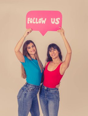 İki çekici kadın bizi takip ediyor sosyal medya ikonu blog ve internet işleri için daha fazla takipçi istiyor. İnternet, sosyal medya ağı, bildirim simgeleri ve teknoloji iletişimi.