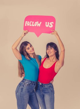 İki çekici kadın bizi takip ediyor sosyal medya ikonu blog ve internet işleri için daha fazla takipçi istiyor. İnternet, sosyal medya ağı, bildirim simgeleri ve teknoloji iletişimi.