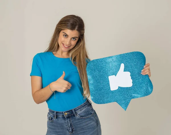 Schöne Junge Frau Die Wie Ein Symbol Social Media Benachrichtigungssymbol — Stockfoto