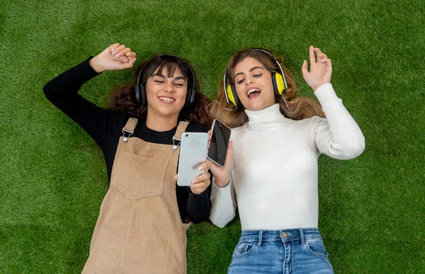 Dois Lindos Alegres Amigos Menina Adolescente Ouvindo Música Line Telefone — Fotografia de Stock