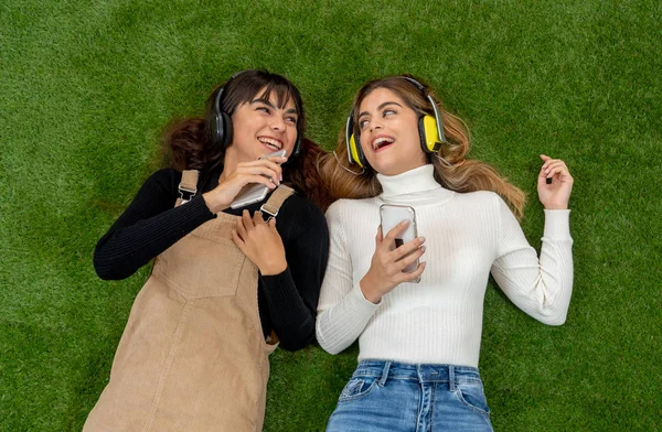 Dos Hermosas Alegres Amigas Adolescentes Escuchando Música Línea Teléfono Inteligente — Foto de Stock