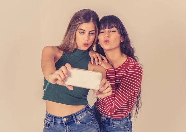 两个漂亮的快乐女友在社交媒体上为博客拍摄或录制视频 两个漂亮的女人在一起玩的很开心 友谊和社交媒体概念 — 图库照片