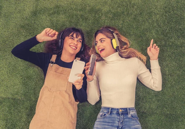 Δύο Πανέμορφα Και Χαρούμενα Έφηβα Κορίτσια Φίλους Ακούγοντας Online Μουσική — Φωτογραφία Αρχείου