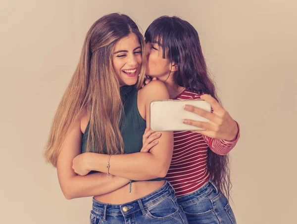 Due Belle Amiche Felici Scattano Selfie Registrano Video Blog Sui — Foto Stock