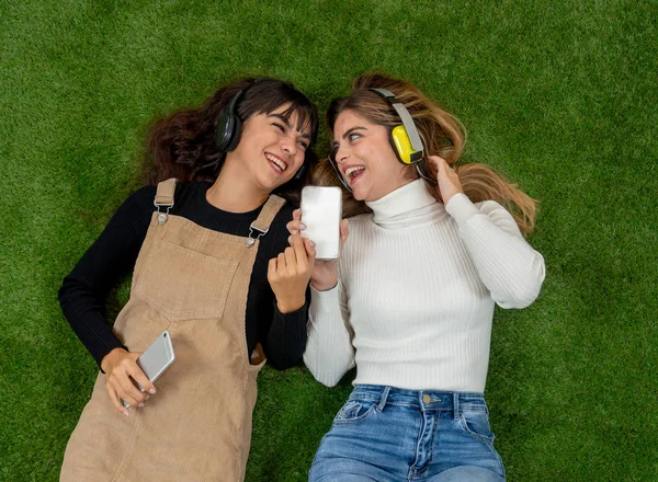 Dos Hermosas Alegres Amigas Adolescentes Escuchando Música Línea Teléfono Inteligente — Foto de Stock