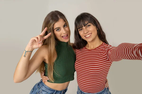 Duas Belas Namoradas Felizes Tirando Selfies Gravando Vídeo Para Blog — Fotografia de Stock