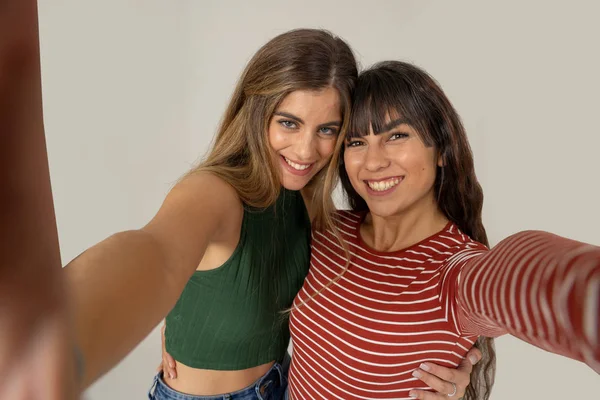 Duas Belas Namoradas Felizes Tirando Selfies Gravando Vídeo Para Blog — Fotografia de Stock