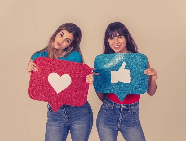 Gelukkig Mooie Jonge Vriendinnen Houden Een Hart Vorm Ogen Liefde — Stockfoto