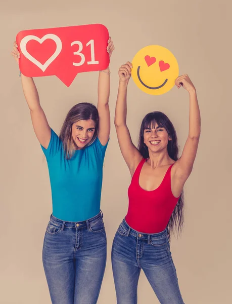 Glada Vackra Unga Flickvänner Som Håller Ett Hjärta Form Ögon — Stockfoto