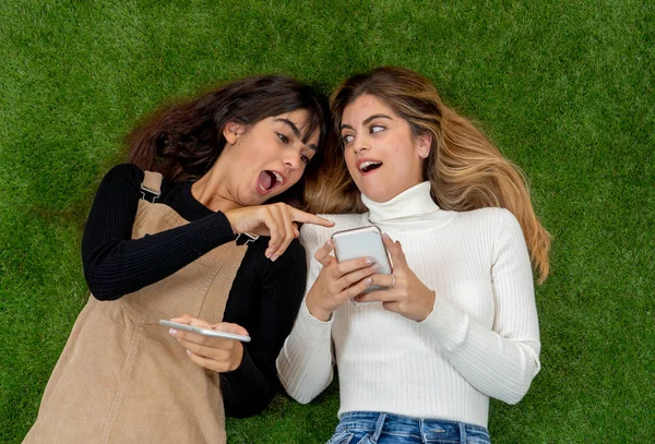 Happy Girl Vrienden Met Behulp Van Mobiele Telefoon Chatten Social — Stockfoto