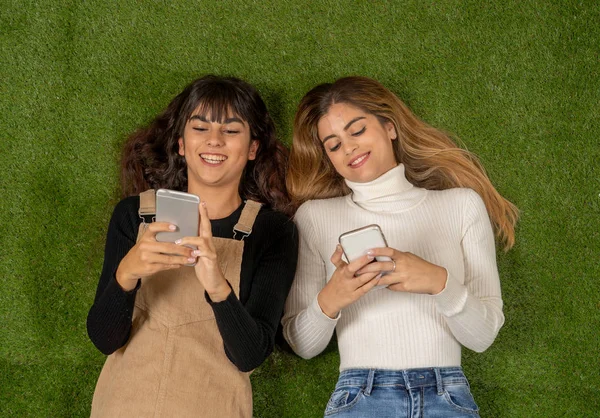 Happy Girl Vrienden Met Behulp Van Mobiele Telefoon Chatten Social — Stockfoto