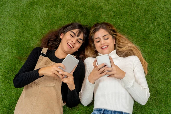 Ευτυχισμένες Φίλες Που Χρησιμοποιούν Κινητό Τηλέφωνο Συζητώντας Εφαρμογές Κοινωνικής Δικτύωσης — Φωτογραφία Αρχείου
