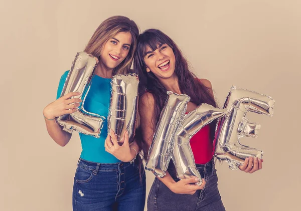 Två Vackra Unga Kvinnor Som Håller Ballonger Som Text Glad — Stockfoto