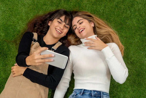 Happy Girl Vrienden Met Behulp Van Mobiele Telefoon Chatten Social — Stockfoto