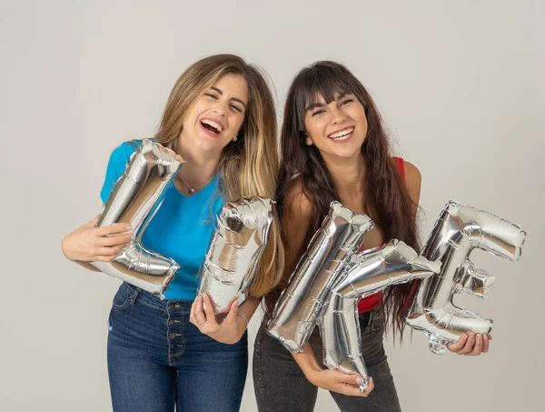 Twee Mooie Jonge Vrouwen Met Ballonnen Vorm Van Tekst Gelukkig — Stockfoto