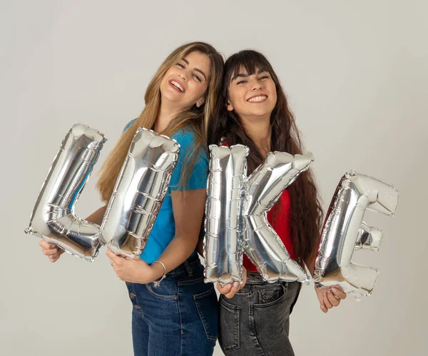 Две Красивые Девушки Держат Воздушные Шары Форме Текста Счастливые Подруги — стоковое фото