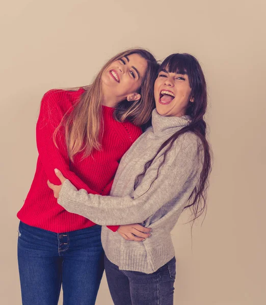 Twee Stijlvolle Vriendinnen Die Plezier Hebben Met Lachen Knuffelen Zoenen — Stockfoto