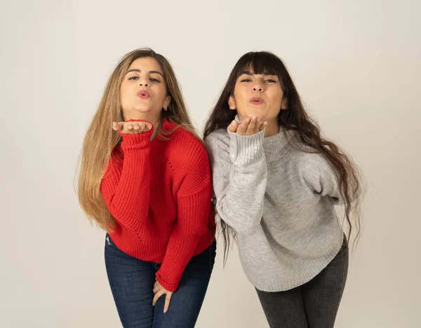 Dwa Stylowe Dziewczyny Przyjaciele Dmuchanie Pocałunek Kamery Zabawy Śmiech Przytulanie — Zdjęcie stockowe