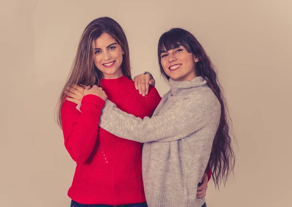 Két Elegáns Lány Barátok Szórakozás Nevetés Ölelés Csókolózás Szőke Barna — Stock Fotó