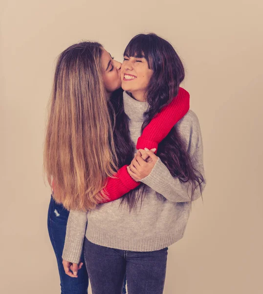 Duas Amigas Elegantes Divertindo Rindo Abraçando Beijando Loira Morena Jovens — Fotografia de Stock
