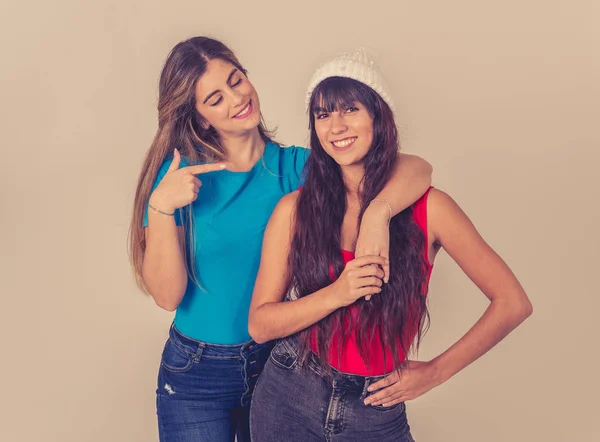 Zwei Stylische Freundinnen Die Spaß Beim Lachen Umarmen Und Küssen — Stockfoto