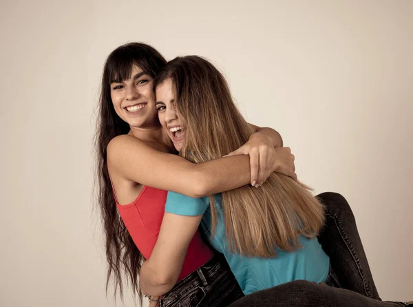 Dwa Stylowe Dziewczyny Przyjaciół Zabawy Śmiech Przytulanie Całowanie Blondynka Brunetka — Zdjęcie stockowe