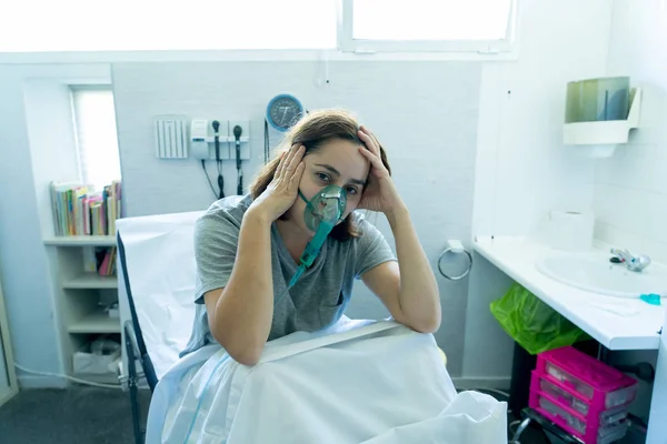 Mujer Atractiva Joven Con Máscara Oxígeno Mirando Triste Preocupado Cama — Foto de Stock