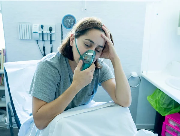 Fiatal Vonzó Oxigénmaszk Néz Szomorú Aggódik Kórházi Ágyban Klinikán Hálószoba — Stock Fotó