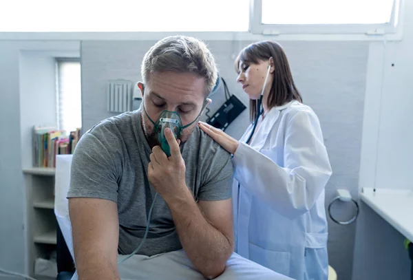 Ung Sjuk Man Patient Med Syrgasmask Medan Kvinnlig Läkare Lyssnar — Stockfoto