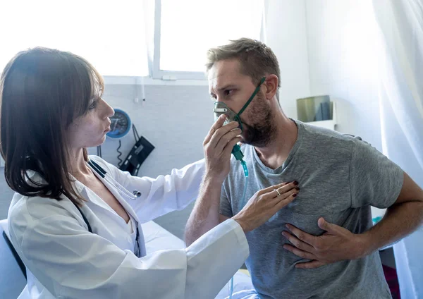 Νεαρός Ασθενής Μάσκα Οξυγόνου Ενώ Γυναίκα Γιατρός Ακούει Στήθος Του — Φωτογραφία Αρχείου
