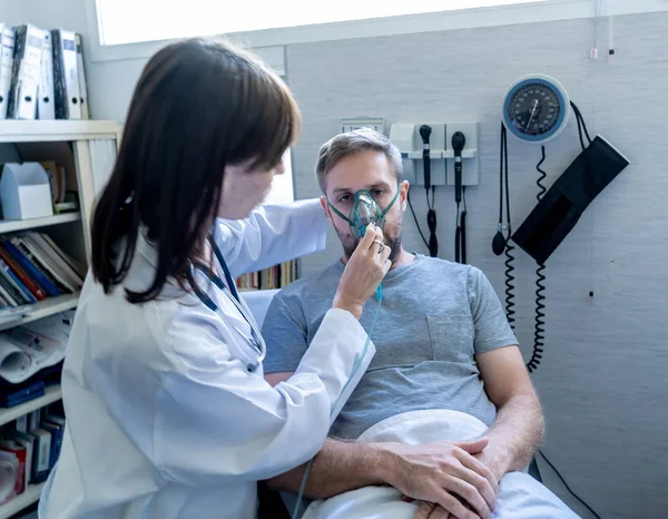 Női Orvos Beteg Férfival Oxigénmaszkkal Kórházi Sürgősségin Dohányzás Légzőszervi Megbetegedések — Stock Fotó