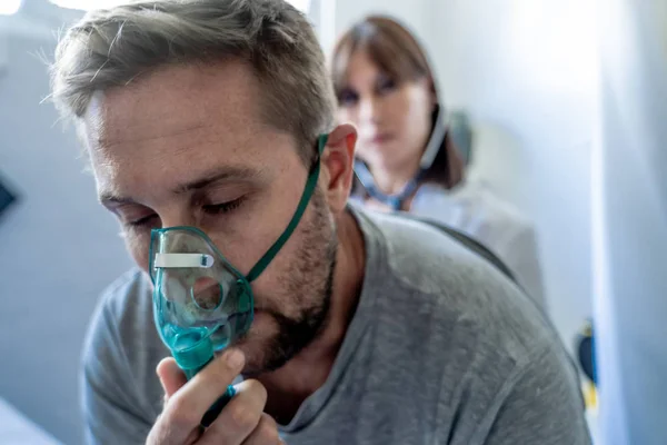 Młody Chory Pacjent Maską Tlenową Podczas Gdy Lekarz Słucha Klatki — Zdjęcie stockowe