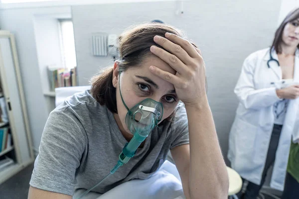 Žena Lékař Mladou Nemocnou Ženou Pacient Kyslíkovou Maskou Hledá Bolestech — Stock fotografie