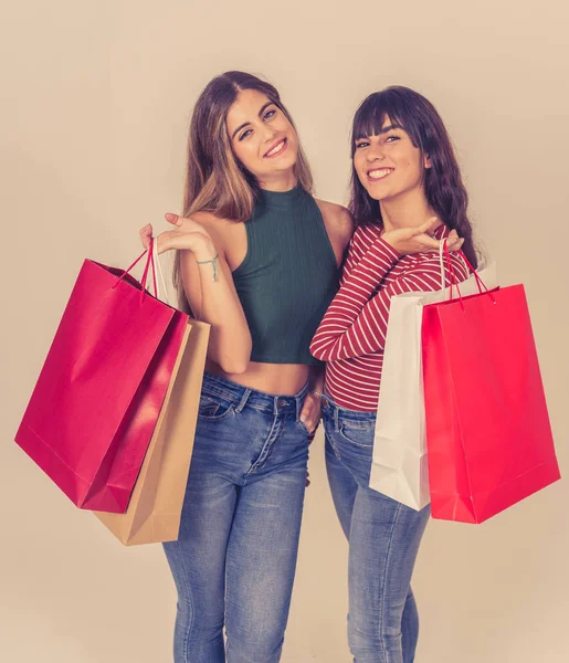 Adolescentes Emocionados Con Bolsas Papel Compras Comprando Viernes Negro Las — Foto de Stock