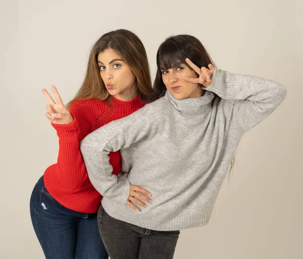 Dva Stylové Teenageři Dívka Přátelé Ukazující Vítězství Znamení Baví Smát — Stock fotografie