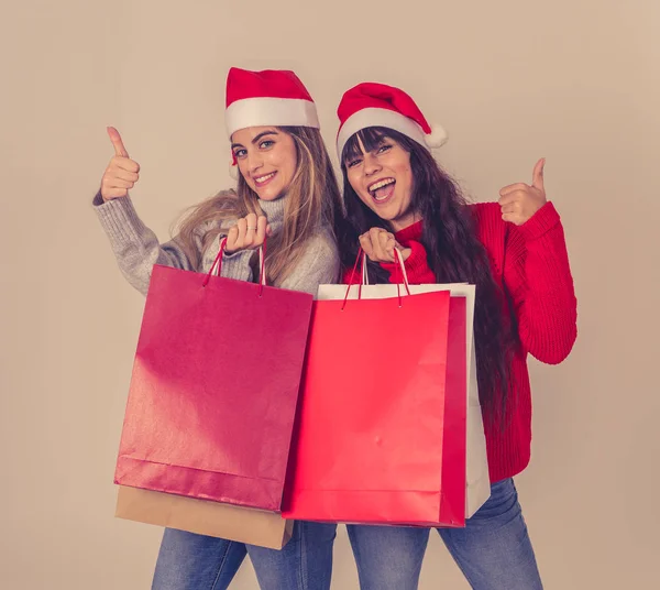 兴奋的青少年拿着购物袋在黑色星期五买圣诞礼物或带着圣诞礼帽销售 带有文本复制空间的纸袋 圣诞购物和购物成瘾 — 图库照片