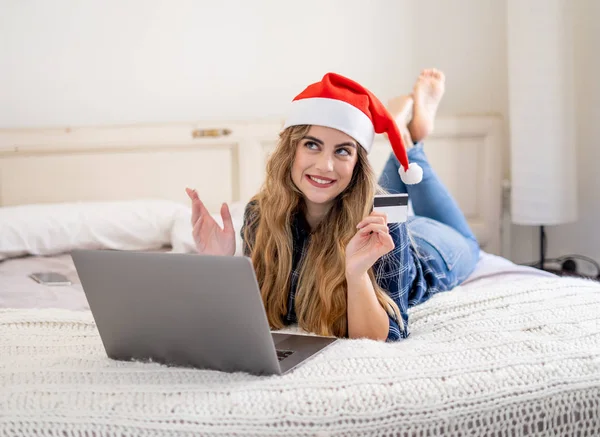 Kvinna Santa Claus Hatt Innehav Kreditkort Välja Och Köpa Julklappar — Stockfoto