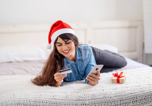 Kvinna Santa Claus Hatt Köpa Julklappar Med Mobiltelefon Och Kreditkort — Stockfoto