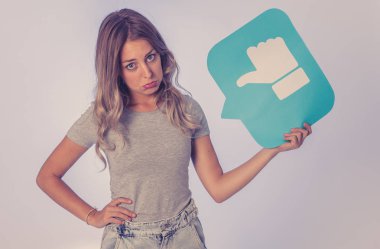 Sosyal medyada mutsuz olmanın ve internet saplantısı, sosyal ağ bilgilendirme ikonları, siber zorbalık ve teknoloji iletişiminde reddedilmenin sembolünü taşıyan çekici mutsuz genç bir kadın..