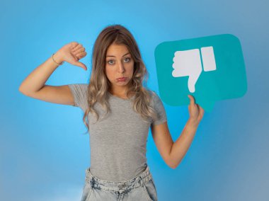 Sosyal medyada mutsuz olmanın ve internet saplantısı, sosyal ağ bilgilendirme ikonları, siber zorbalık ve teknoloji iletişiminde reddedilmenin sembolünü taşıyan çekici mutsuz genç bir kadın..