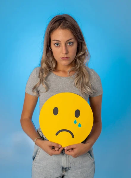 Молодая Женщина Грустным Плачущим Лицом Икона Смайликов Чувствует Себя Несчастной — стоковое фото